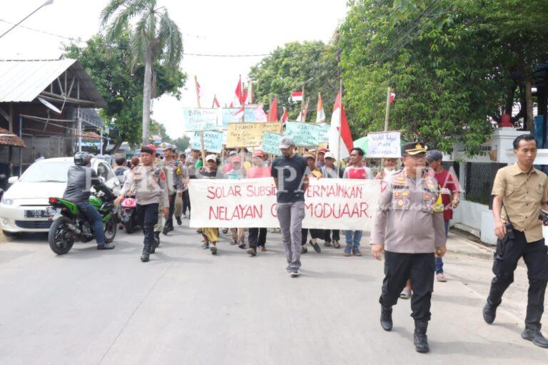 Polres Indramayu Memberikan Pelayanan Humanis Pada Pengawalan Aksi Damai Nelayan Eretan