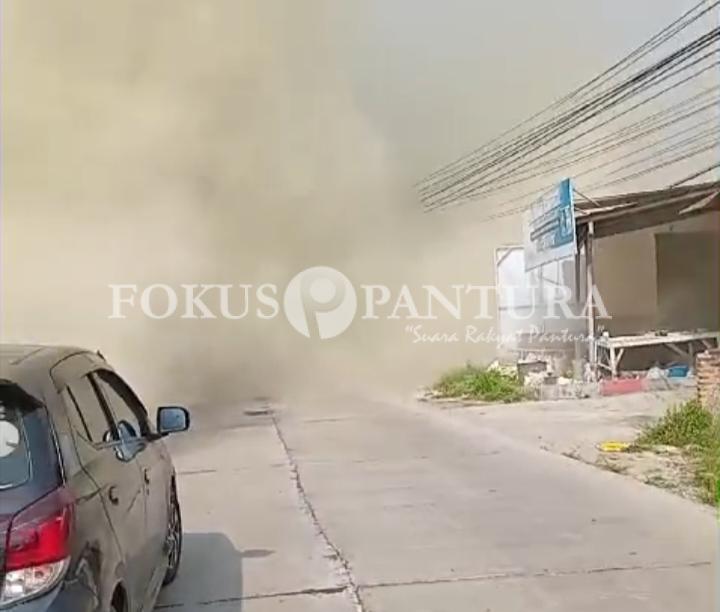 Tersiar Kabar Pipa Gas Pertamina Karangsinom Indramayu Bocor, Kepulan Asap Blokir Ruas Jalan