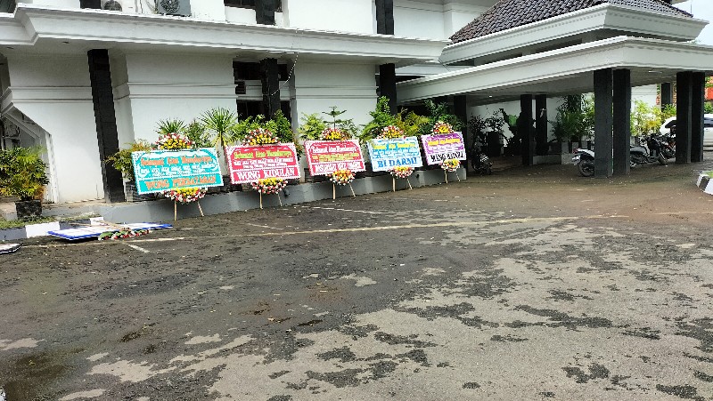 Karangan Bunga Berjejer di Gedung DPRD Indramayu, Lucky Hakim Ucapkan Terimakasih